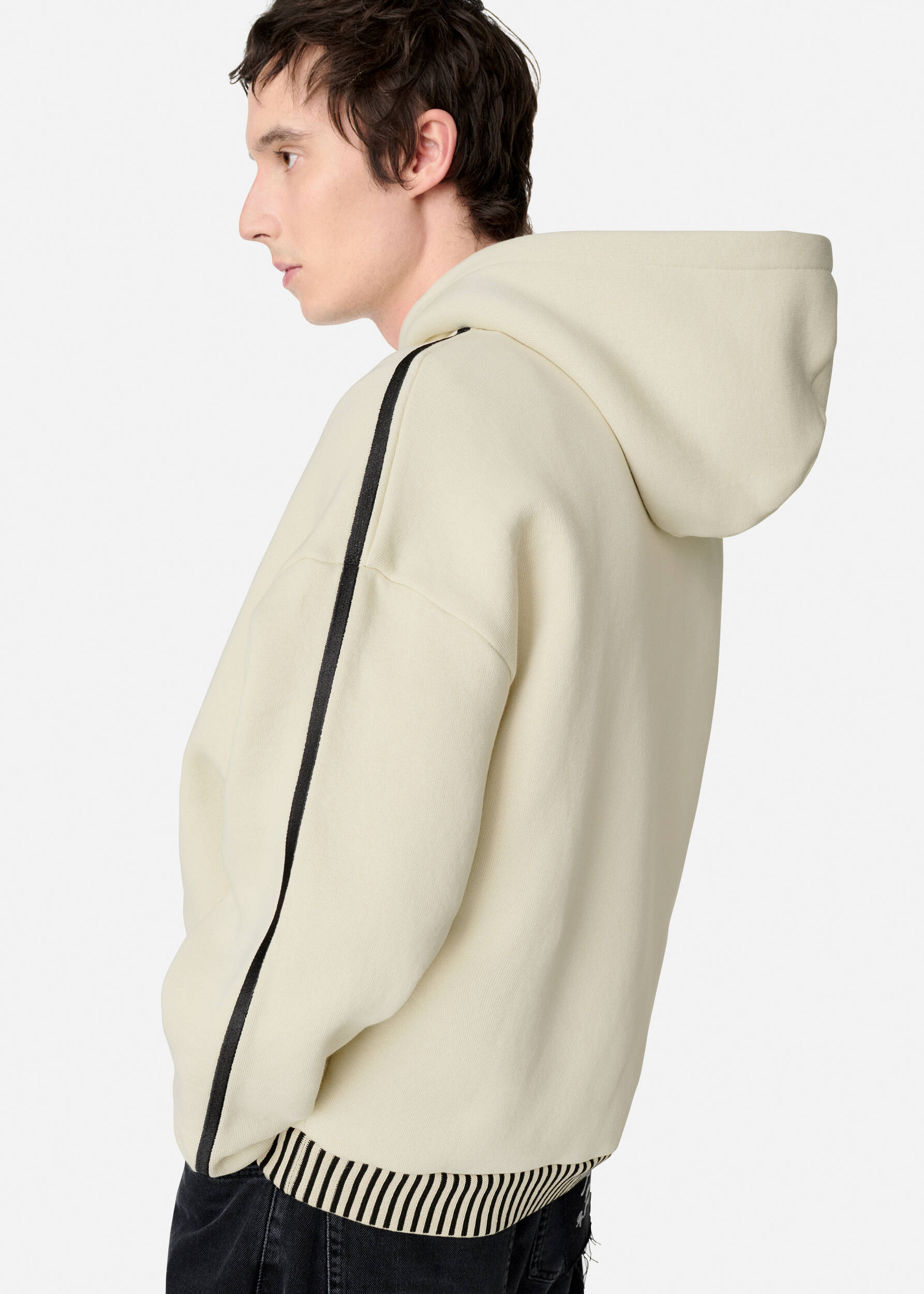 【関税込み】Axel Arigato ベージュ Notion リラックス フーディ Axel Arigatoのベージュ Notion リラックス フーディがセール中