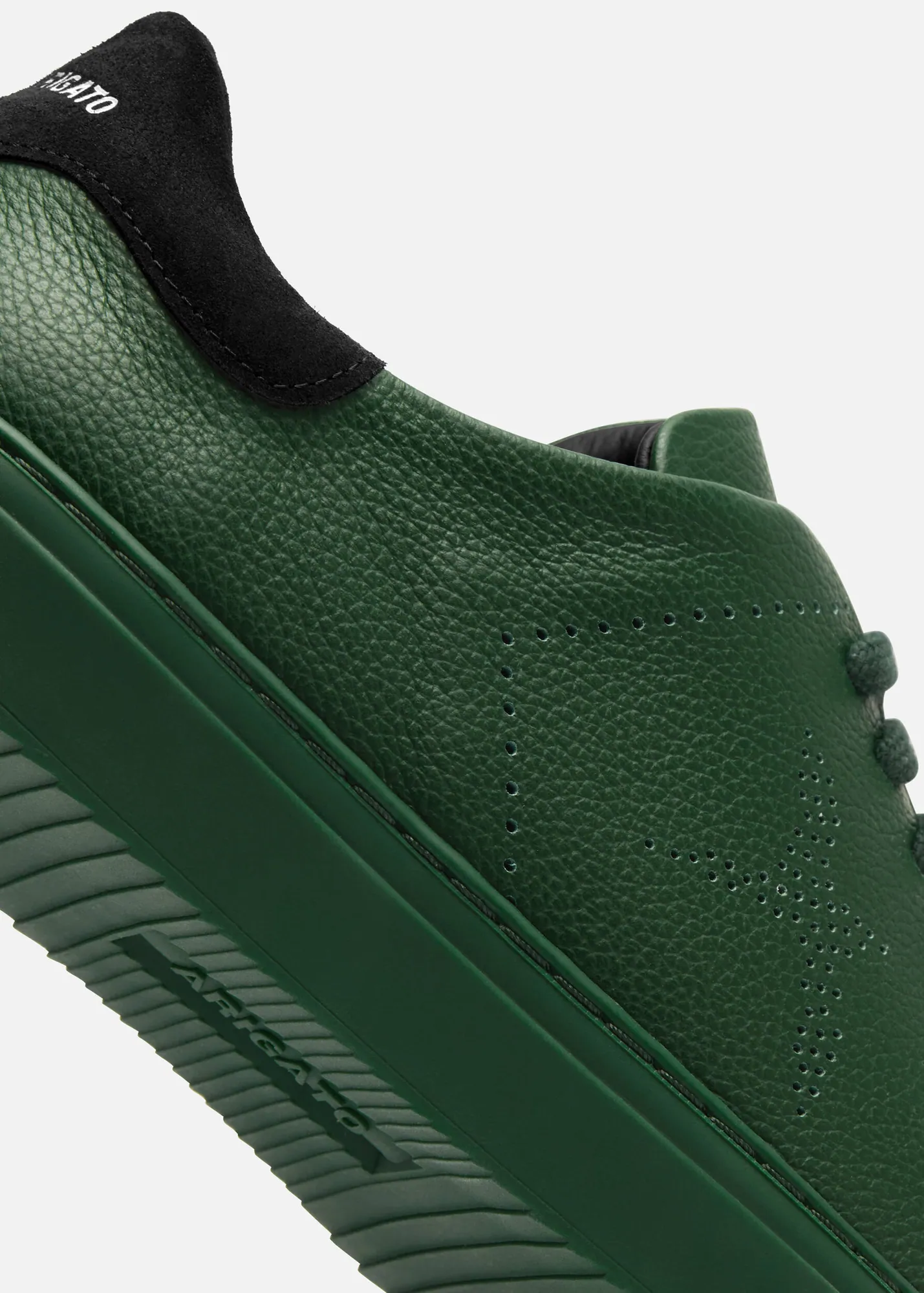 Clean 90 Bee Bird Perf Sneaker