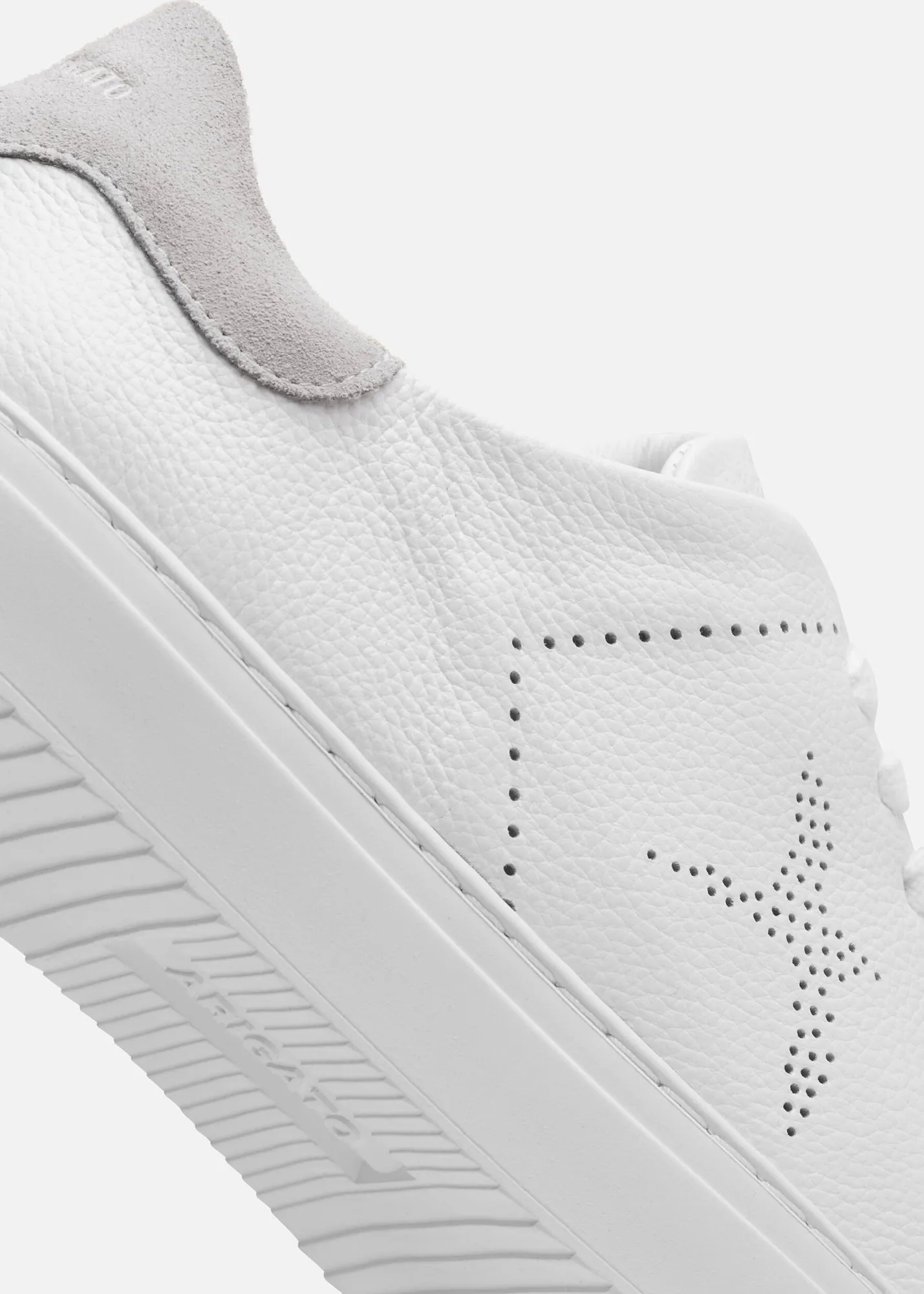 Clean 90 Bee Bird Perf Sneaker